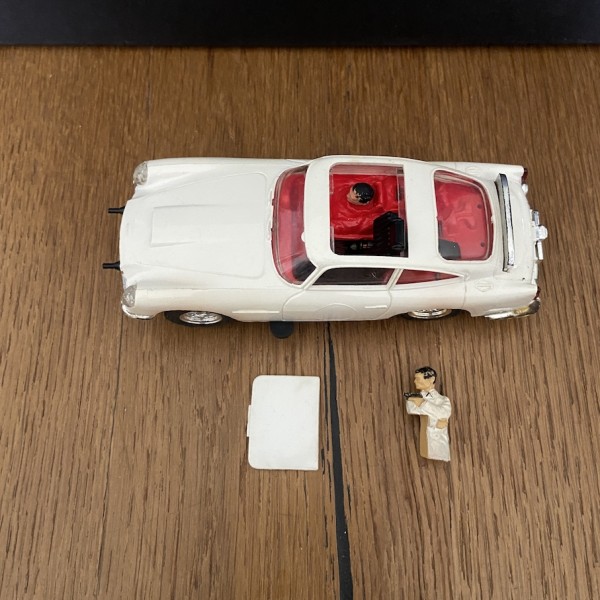 Aston Martin DB4 GT blanche James Bond 007 Scalextric C97
