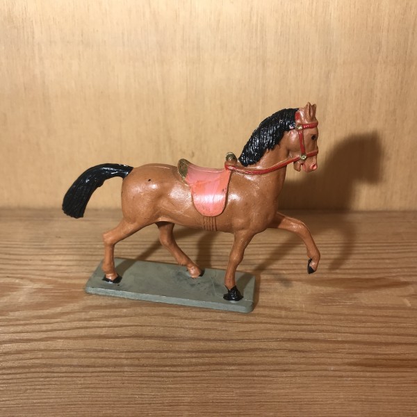 Cheval marron crinière noire selle rouge au trot STARLUX