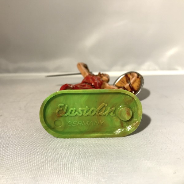 Normand attaquant avec épée -Tunique rouge - ELASTOLIN OUGEN 8838