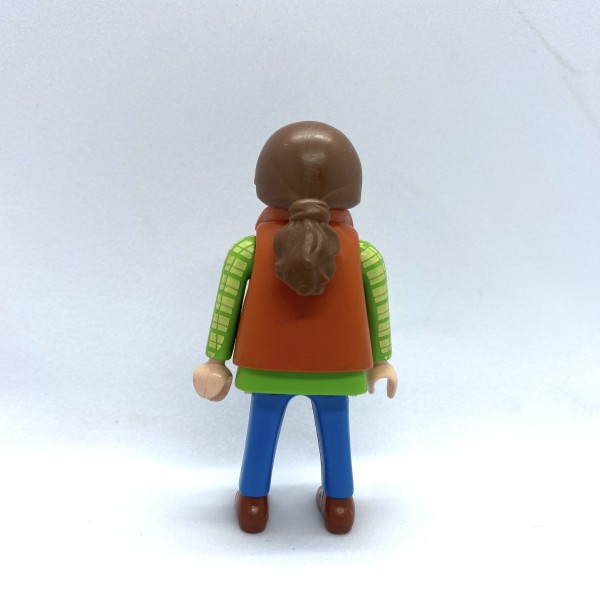 Femme, gilet rouge, chemise à carreaux, jeans PLAYMOBIL