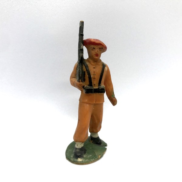 Parachutiste orange - Défilant fusil épaule - STARLUX Réf 66