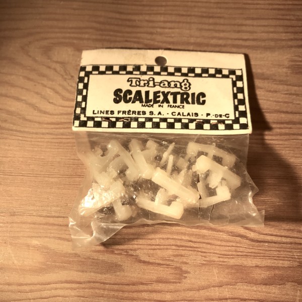 12 guide en nylon 1er modèle SCALEXTRIC Réf W/584