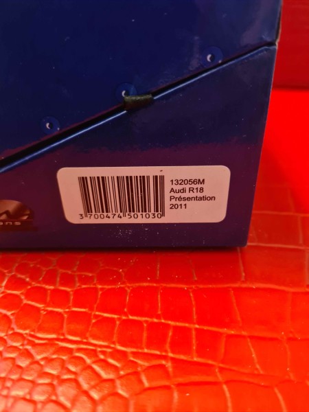 AUDI R18 PRESENTATION 2011 LE MANS MINIATURE REF 132056 M 