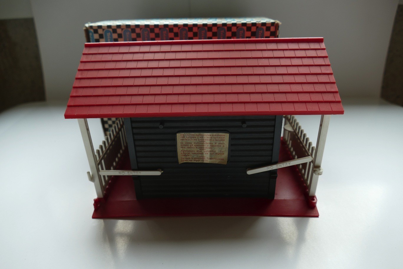 BÂTIMENT D'ENTRÉE ROUGE AVEC BOITE SCALEXTRIC  RÉF A 233 ENTRANCE BUILDING