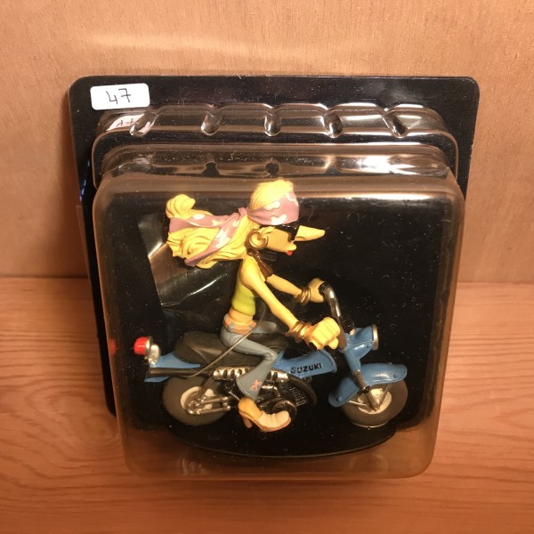 Clara Loveli - Suzuki Van Van 90 - Collection Joe Bar n°47