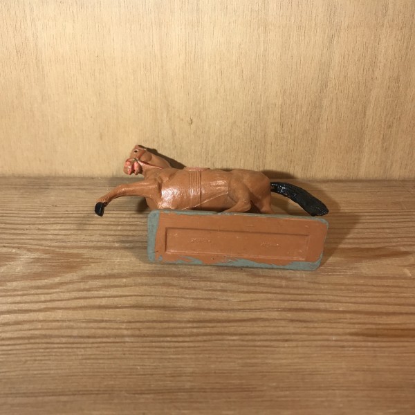 Cheval marron crinière noire selle rouge au trot STARLUX