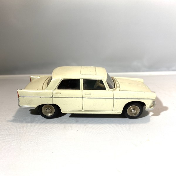 Peugeot 404 Berline DINKY TOYS 553