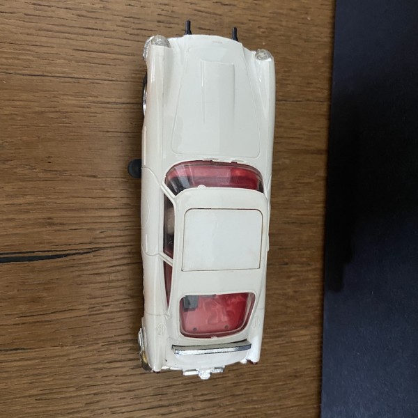 Aston Martin DB4 GT blanche James Bond 007 Scalextric C97