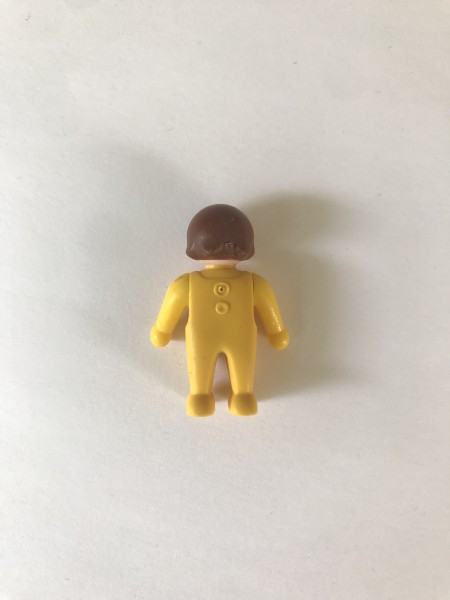 Bébé, cheveux châtains, habits jaune