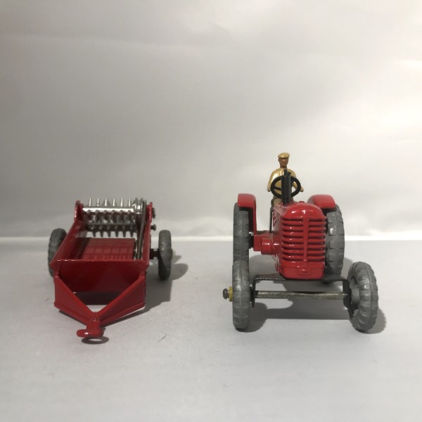 Tracteur Massey Harris 27A avec remorque épandeur 321 DINKY TOYS