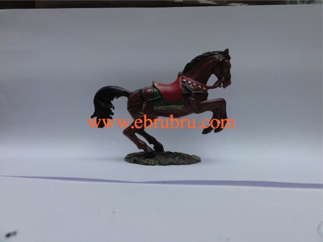 Cheval marron cabré socle gazon couverture verte Starlux