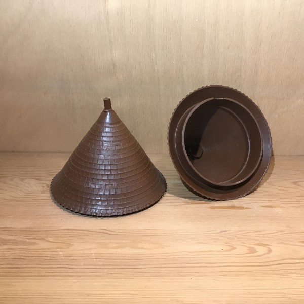 Deux toits de tour marron de ferme ou chateau starlux