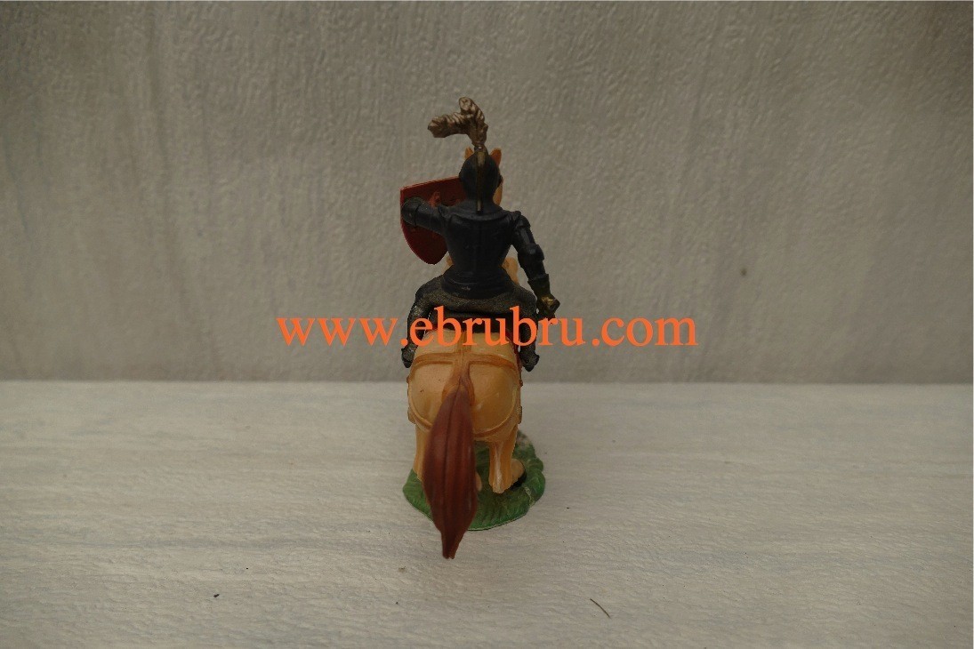 CAVALIER MOYEN ÂGE ÉPÉE ET BOUCLIER SUR CHEVAL CABRÉ STARLUX IVOIRINE RÉF 6105