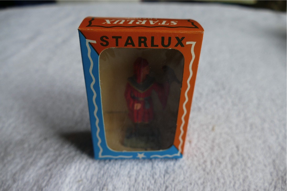 SEIGNEUR PIEDS BLANC TUNIQUE ROUGE AVEC FAUCON STARLUX MOYEN AGE  ref 6025