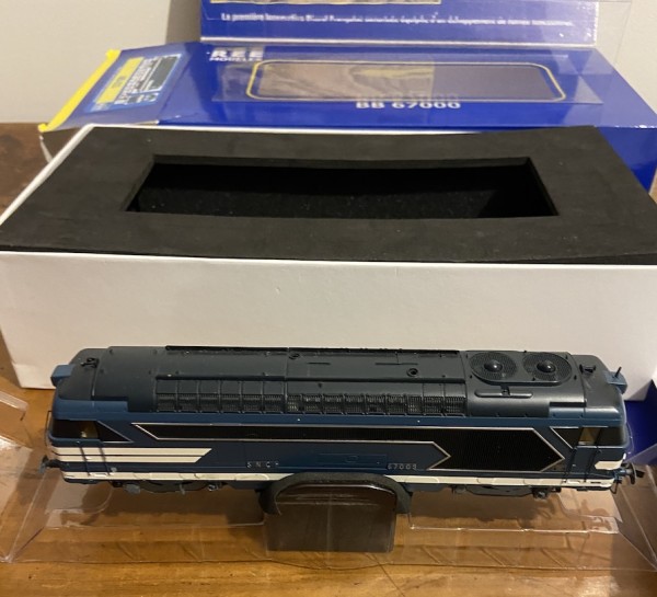 Locomotive diesel BB 67009 SNCF  bleue  Dépôt de Nevers  REE MB - 023 