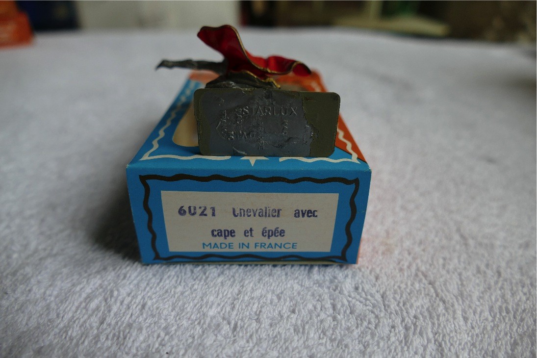 CHEVALIER TEMPLIER PIEDS GRIS ÉPÉE TENDU STARLUX ref 6021