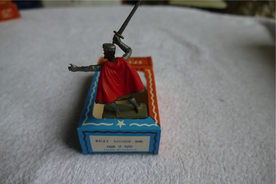 CHEVALIER TEMPLIER PIEDS GRIS ÉPÉE TENDU STARLUX ref 6021