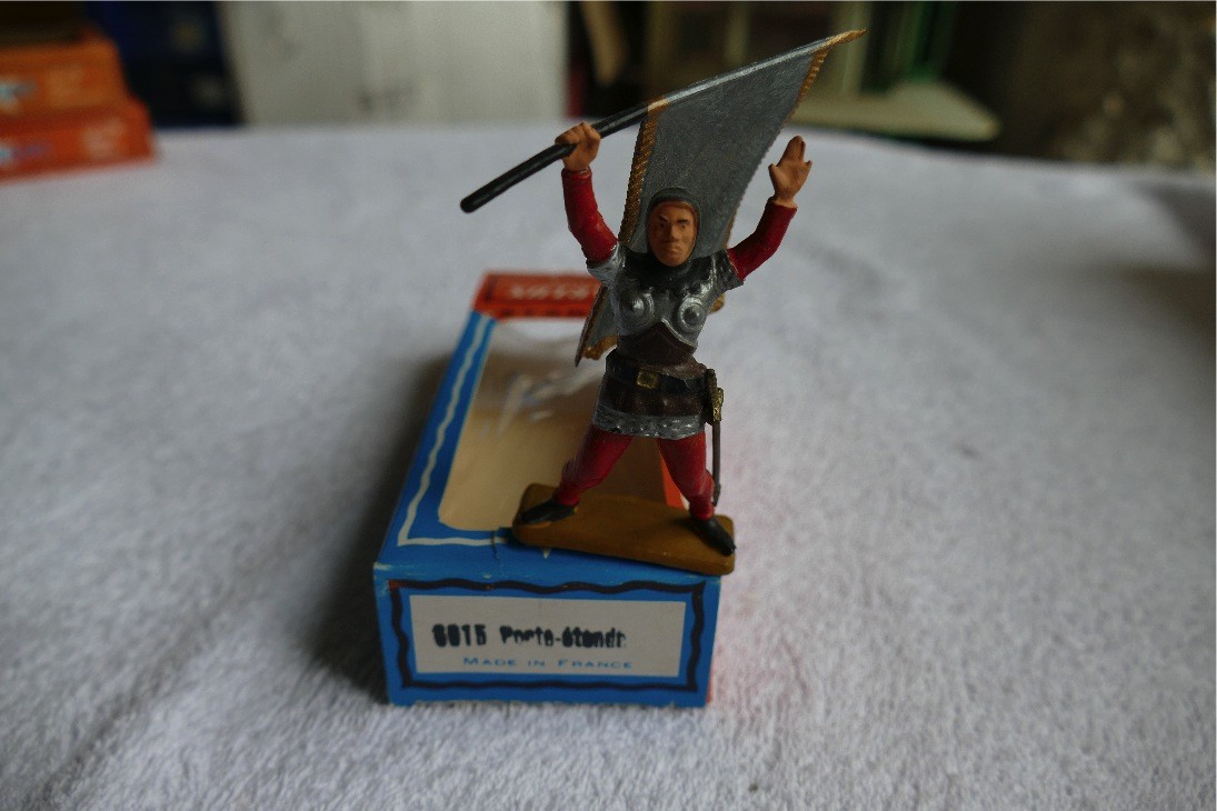 PIETON PORTE ÉTENDARD PIEDS GRIS STARLUX MOYEN ÂGE RÉF 6015