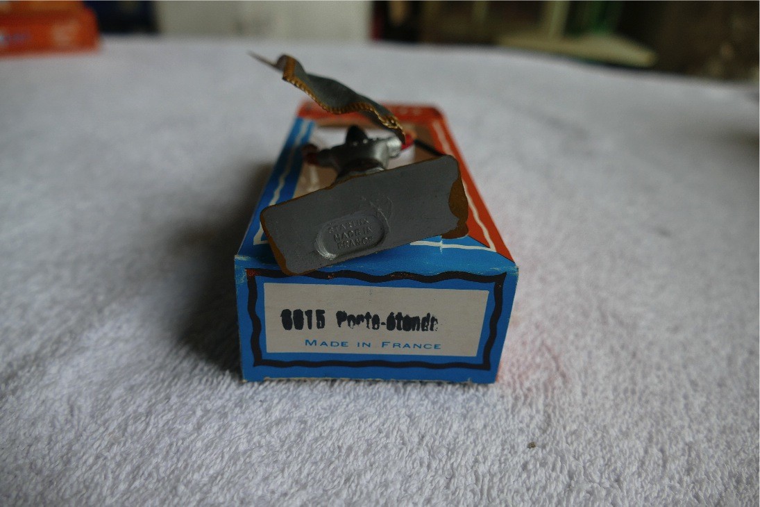 PIETON PORTE ÉTENDARD PIEDS GRIS STARLUX MOYEN ÂGE RÉF 6015