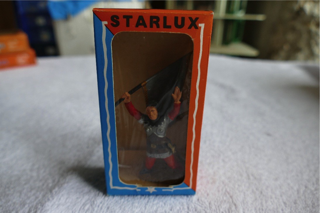 PIETON PORTE ÉTENDARD PIEDS GRIS STARLUX MOYEN ÂGE RÉF 6015