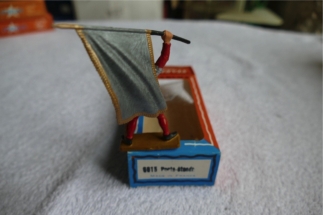 PIETON PORTE ÉTENDARD PIEDS GRIS STARLUX MOYEN ÂGE RÉF 6015