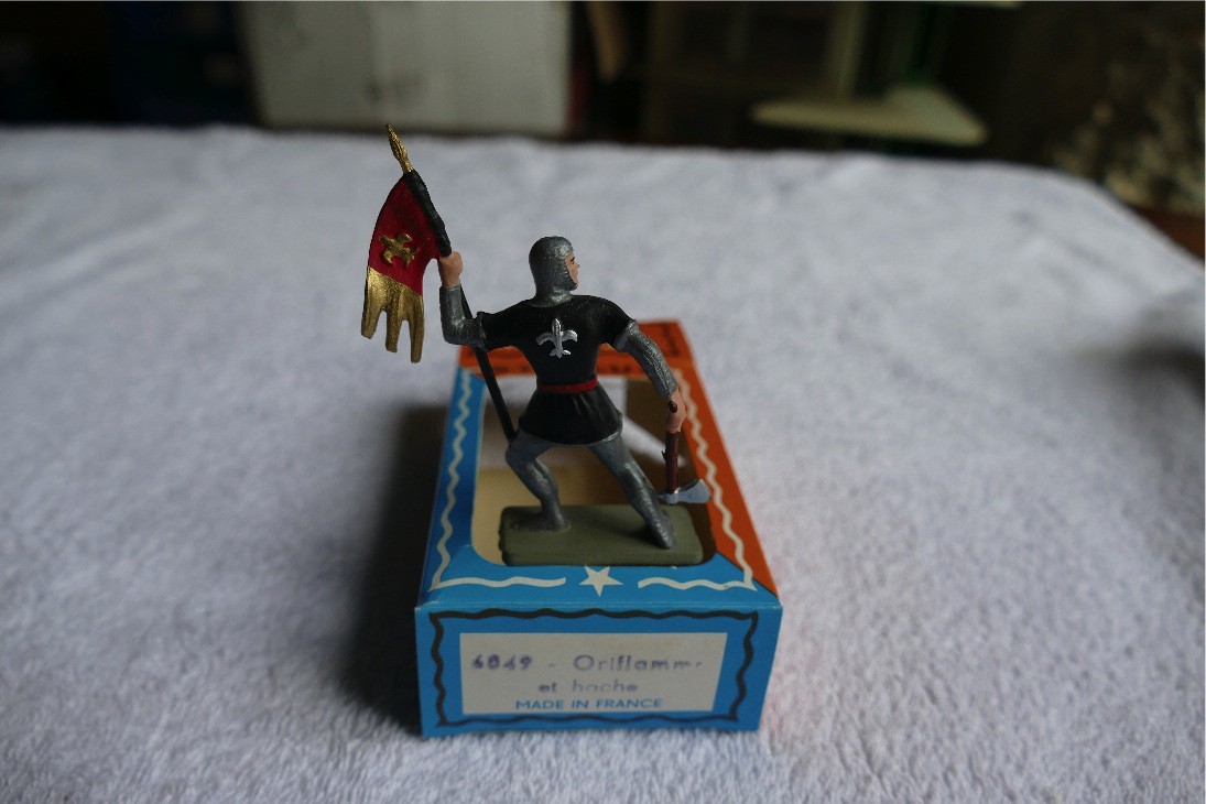 ORIFLAMME ET HACHE STARLUX REF 6049 MOYEN AGE PIEDS GRIS