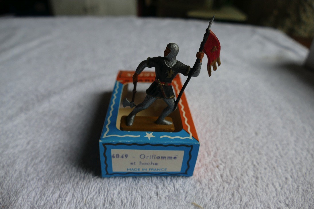 ORIFLAMME ET HACHE STARLUX REF 6049 MOYEN AGE PIEDS GRIS