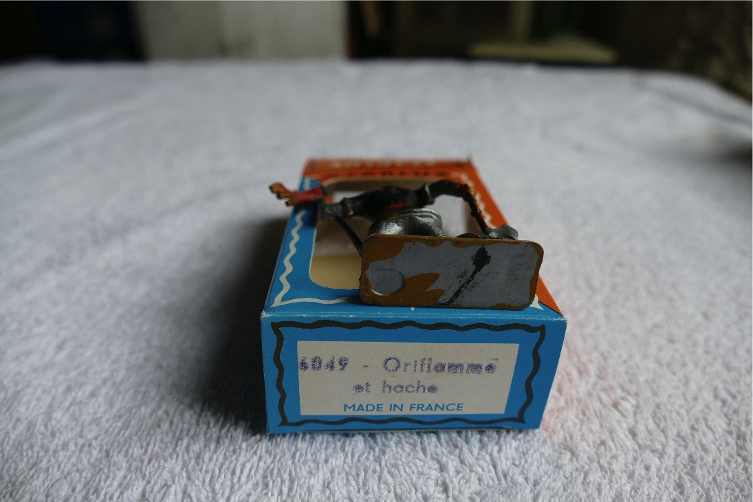 ORIFLAMME ET HACHE STARLUX REF 6049 MOYEN AGE PIEDS GRIS