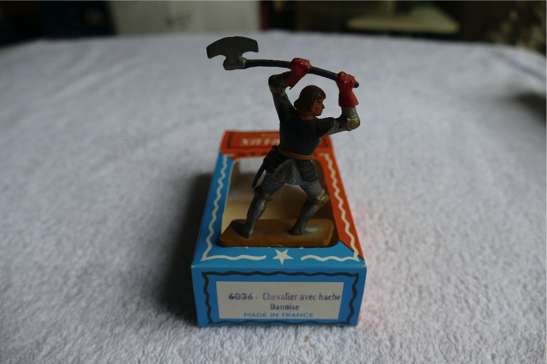 Soldat Moyen Âge Chevalier avec hache danoise Starlux 6036 Pied gris