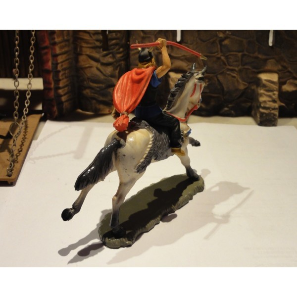 CAVALIER GAULOIS AVEC CAPE  BRANDISSANT UNE LANCE STARLUX RÉF 7105 ANTIQUITÉ