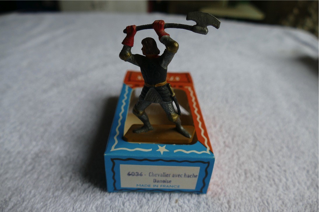 Soldat Moyen Âge Chevalier avec hache danoise Starlux 6036 Pied gris
