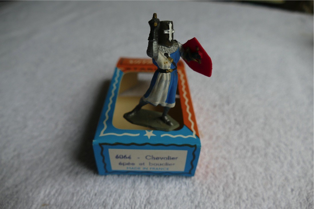 CHEVALIER ÉPÉE ET BOUCLIER PIEDS GRIS  STARLUX RÉF 6064