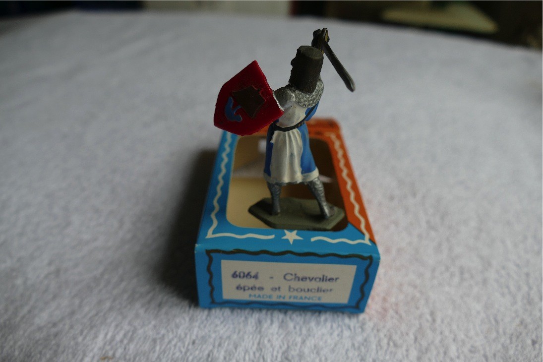 CHEVALIER ÉPÉE ET BOUCLIER PIEDS GRIS  STARLUX RÉF 6064