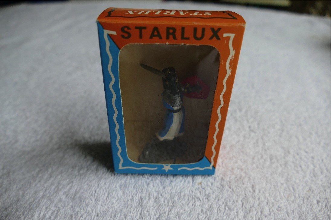 CHEVALIER ÉPÉE ET BOUCLIER PIEDS GRIS  STARLUX RÉF 6064