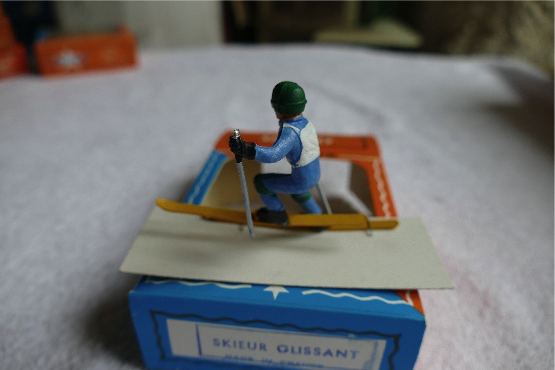 Skieur Starlux en virage ski de piste avec boite