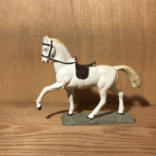 Cheval blanc Selle foncée au trot STARLUX