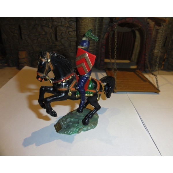 CHEVALIER AVEC EPEE EN ARMURE SUR CHEVAL CABRÉ SOCLE PELOUSE STARLUX MOYEN ÂGE