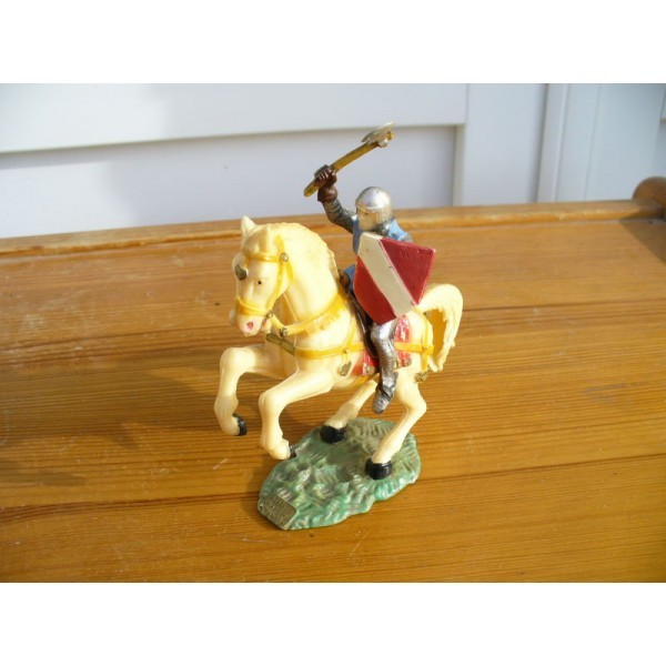 HACHE ET BOUCLIER sur cheval cabré STARLUX Ivoirine MOYEN ÂGE