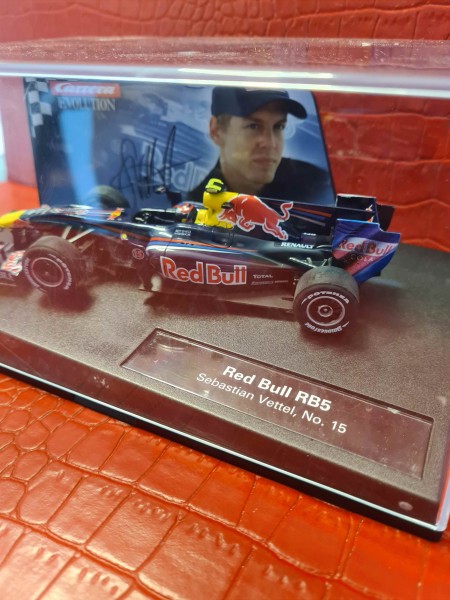 EVOLUTION RED BULL RB5 SEBASTIAN VETTEL NO 15 CARRERA REF 27324 