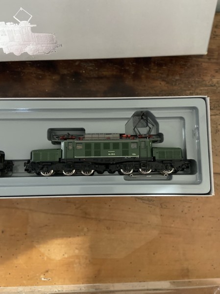 Deux  crocodiles H0 AC MÄRKLIN 3300 BR Be 6/8 & BR 194 des CFF/DB MÄRKLIN 3300