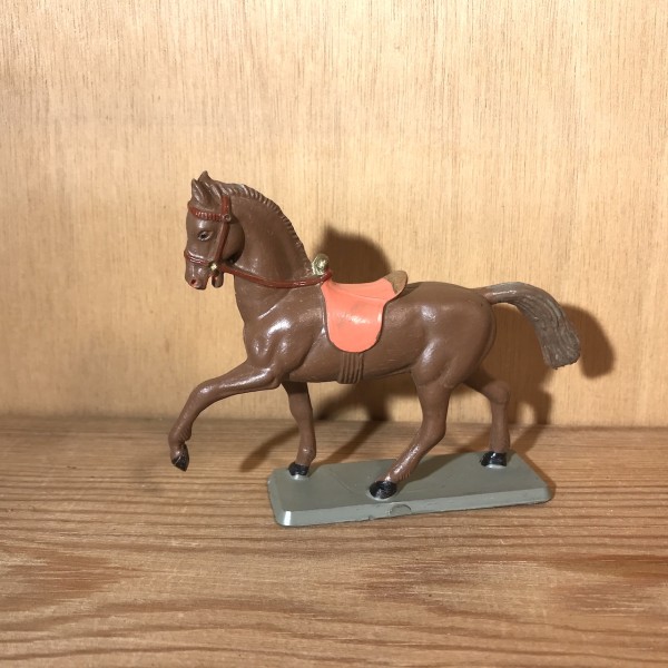 Cheval marron crinière marron selle rouge STARLUX