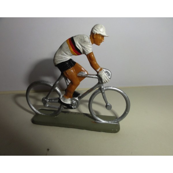 Cycliste Starlux coureur avec casquette maillot blanc rayé