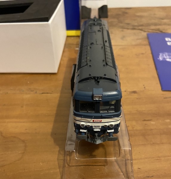 Locomotive diesel BB 67009 SNCF  bleue  Dépôt de Nevers  REE MB - 023 