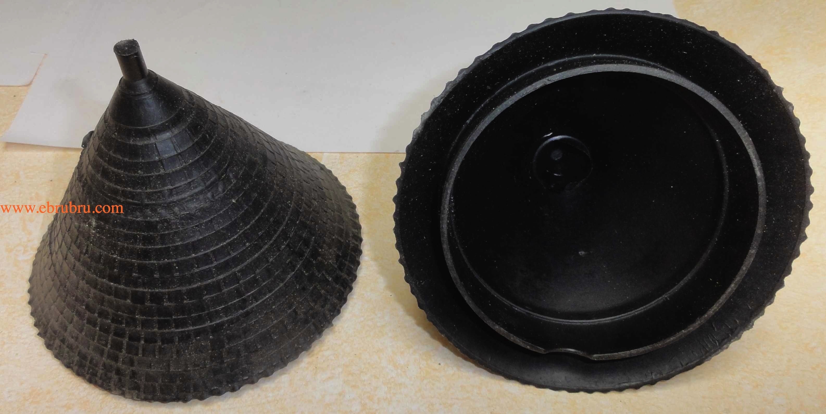 Deux toits de tour noir de chateau fort  ou ferme starlux