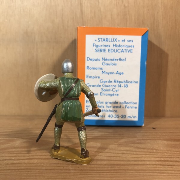 Chevalier COMBATTANT AVEC BOUCLIER ROND PIEDS BLANC STARLUX MOYEN ÂGE RÉF 6001