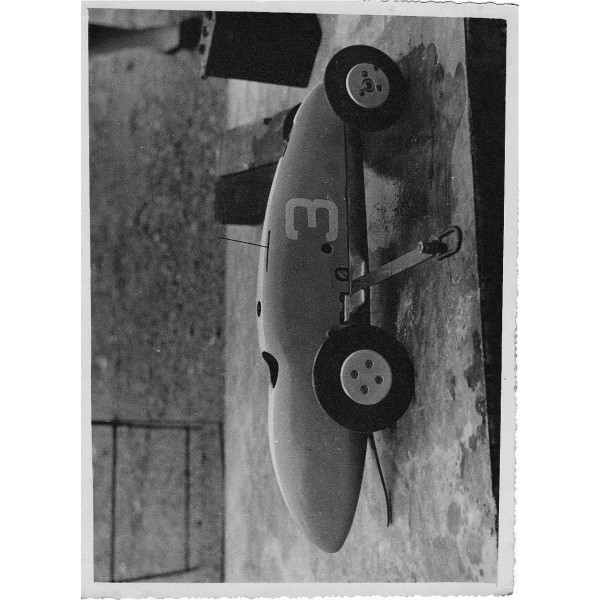 VOITURE CIRCULAIRE VEGA PROTOTYPE 5 ARROW TETHER CAR