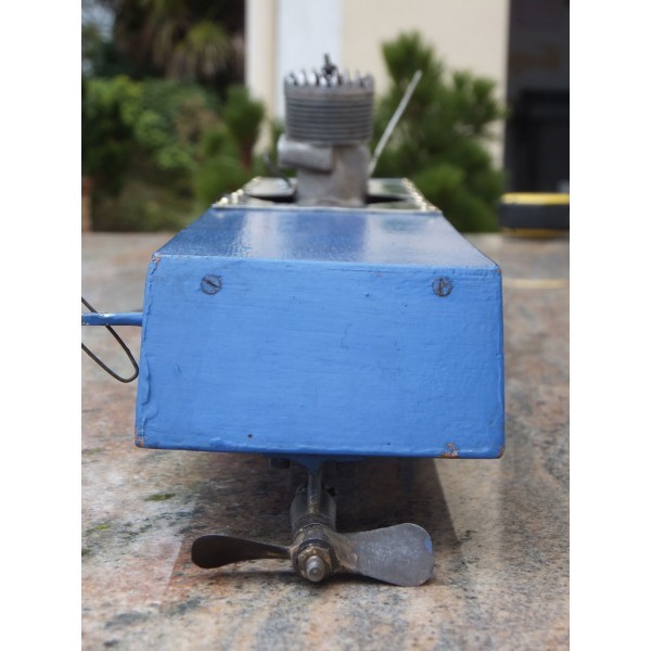 Tether Boat, hydroglisseur racer Hydroplane. Model airplane engine.