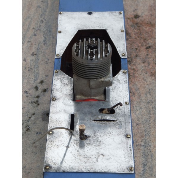 Tether Boat, hydroglisseur racer Hydroplane. Model airplane engine.