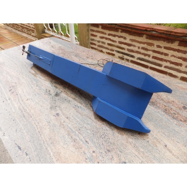 Tether Boat, hydroglisseur racer Hydroplane. Model airplane engine.