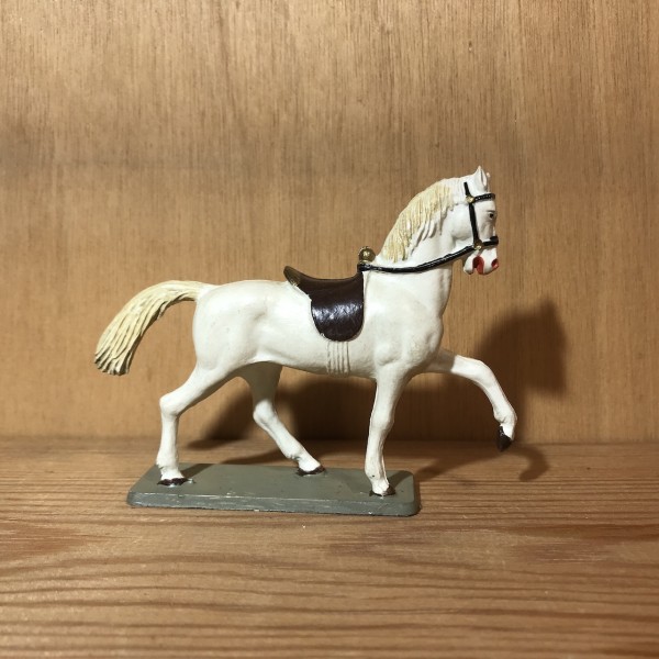 Cheval blanc Selle foncée au trot STARLUX